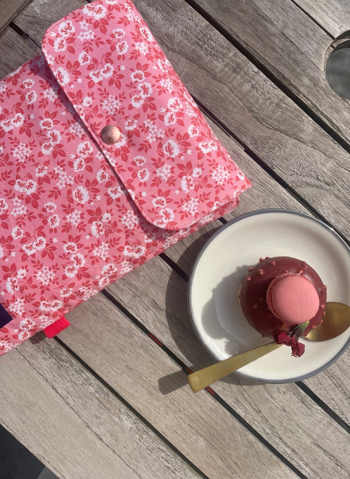 Pochette roman broché a cupcake with Rose 🌹 - Gilbertine BrusselsGilbertine BrusselsPochette livre